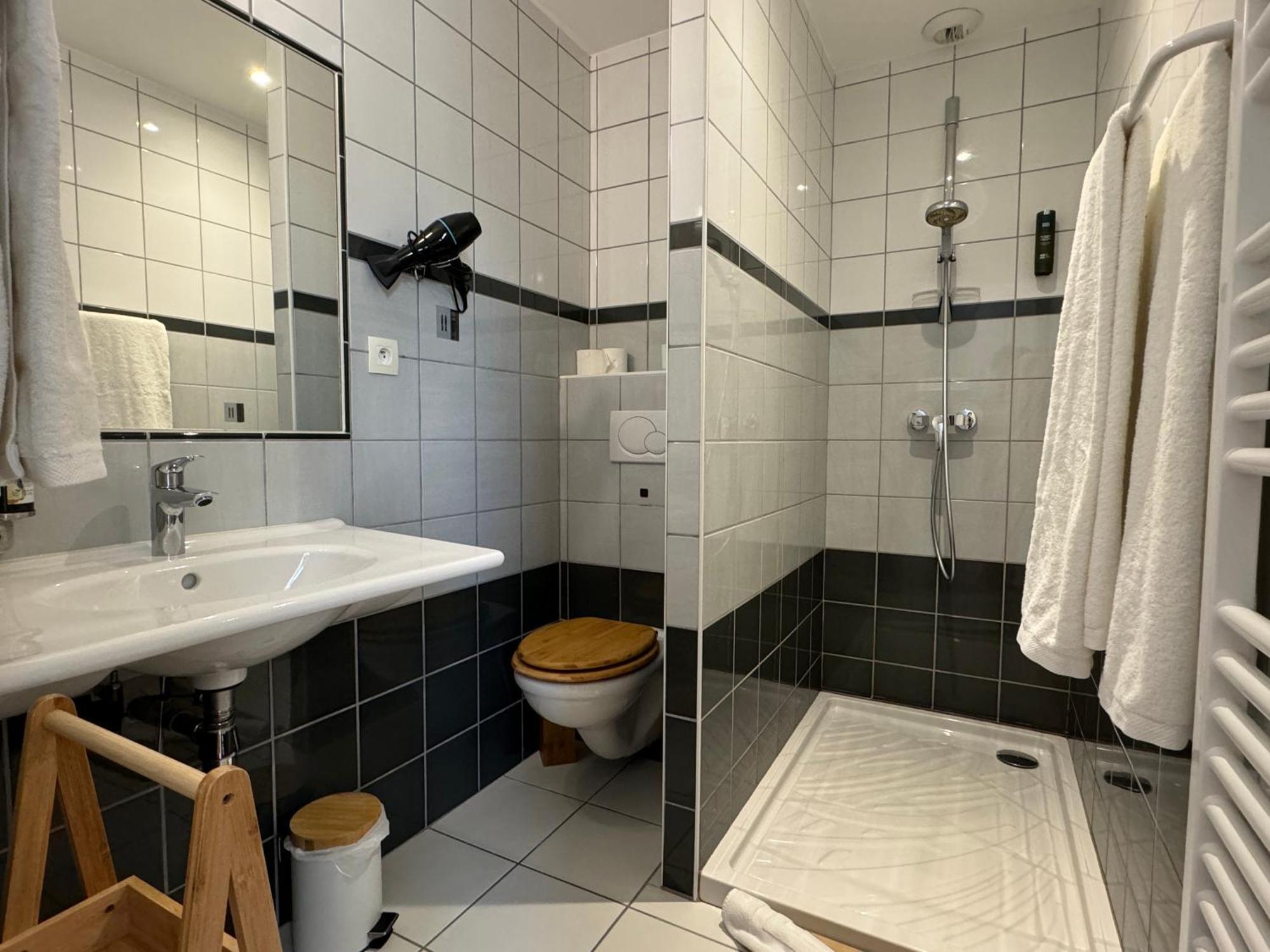 Logis Hotel Le Richelieu - Royan Atlantique Saujon Exteriör bild